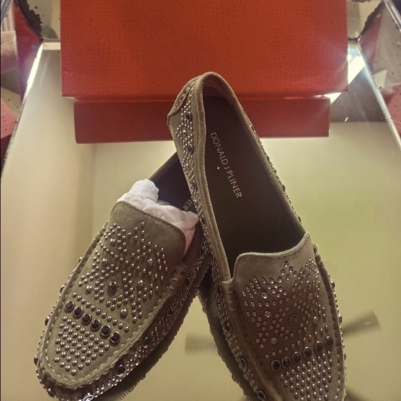 WOMENS Donald Pliner Pine oily suede flat 🥿 - Picture 1 of 3